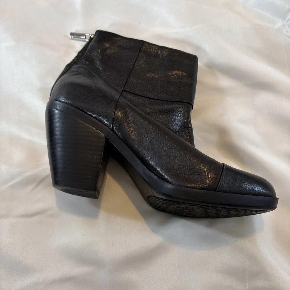 Bandolino Bdjoinedtome‎ Black Booties Size 7M